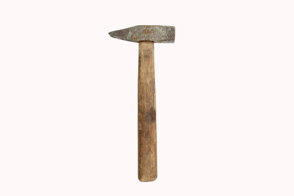 Hammer-mit-braunem-Holzgriff